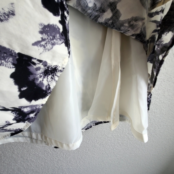 Covington black & white floral skirt, size 12, fitted w/ zipper, black stiching - Picture 4 of 9